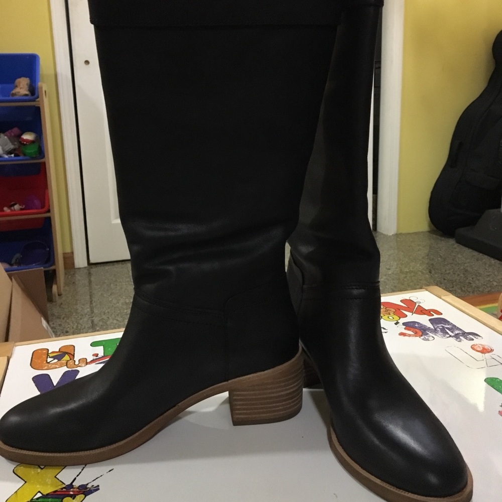 Ugg boots size 7. Never worn - Picture 1 of 4